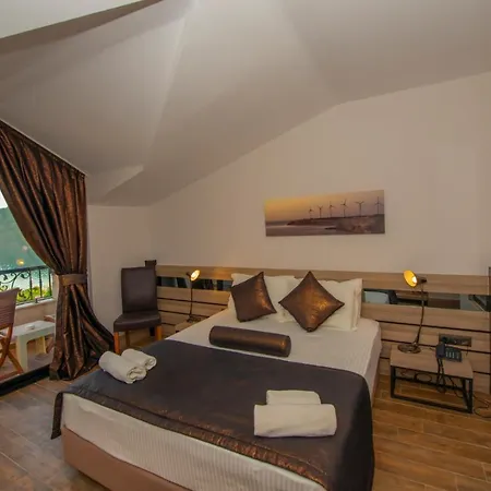 S3 Seahorse Club 3*